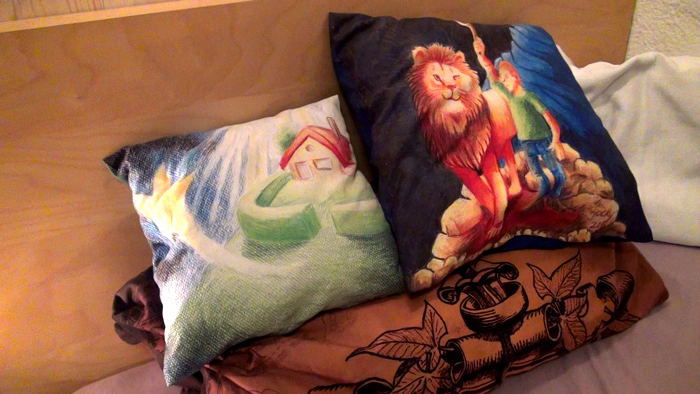 Umhüllt von der Liebe Gottes (Premium Kissen) - Image 5